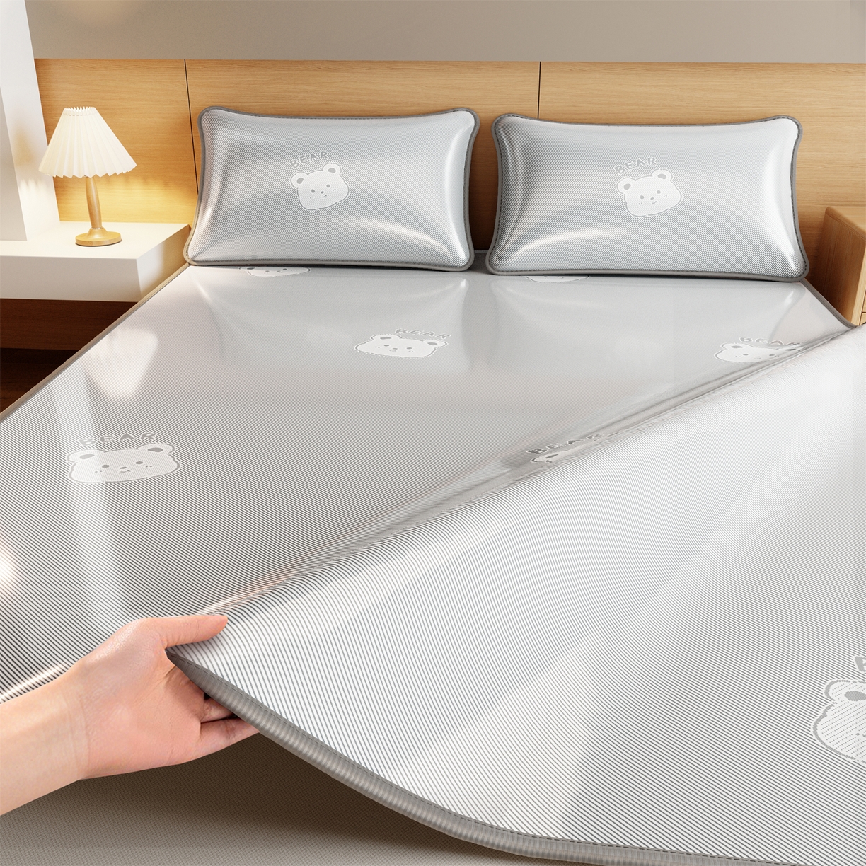 91家纺网 家纺一手货源 找家纺 源舍家纺 2026新款国标质检三明治复合糯叽叽冰丝软凉席成人床 冰丝熊-灰