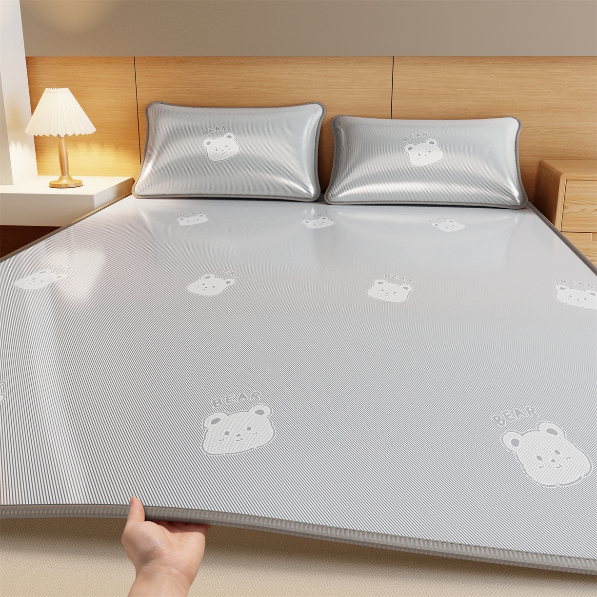 91家纺网 家纺一手货源 找家纺 源舍家纺 2026新款国标质检三明治复合糯叽叽冰丝软凉席成人床 冰丝熊-灰