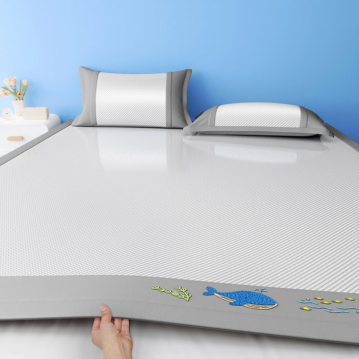 91家纺网 家纺一手货源 找家纺 （总）印季家纺 2026新款可机洗布面绣花冰藤席凉席席子-海底世界