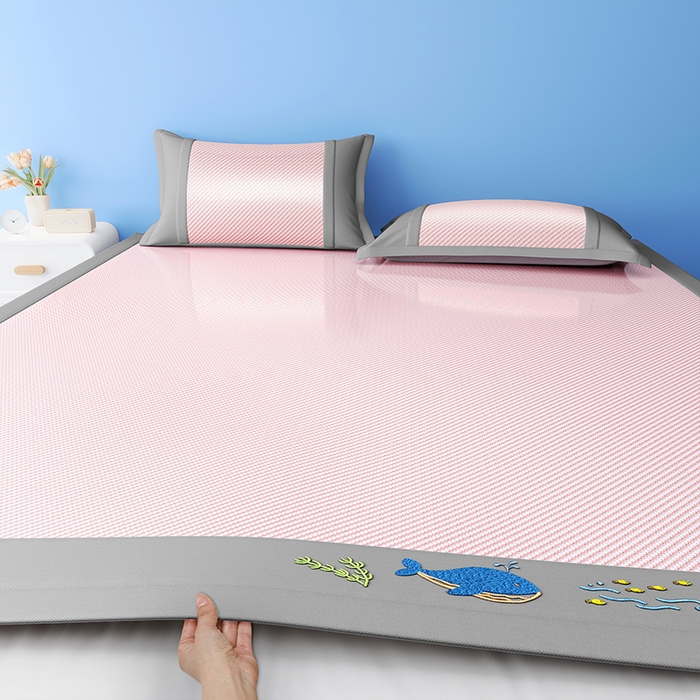 91家纺网 家纺一手货源 找家纺 印季家纺 2026新款可机洗布面绣花冰藤席凉席席子-海底世界 海底世界-豆沙