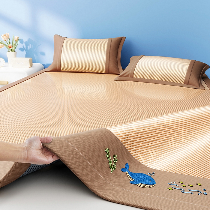 91家纺网 家纺一手货源 找家纺 印季家纺 2026新款可机洗布面绣花冰藤席凉席席子-海底世界 海底世界-咖啡