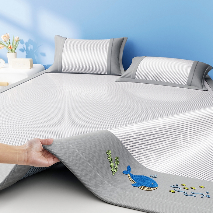 91家纺网 家纺一手货源 找家纺 印季家纺 2026新款可机洗布面绣花冰藤席凉席席子-海底世界 海底世界-银灰