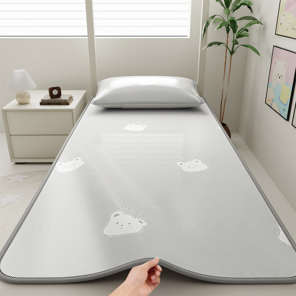 91家纺网 家纺一手货源 找家纺 源舍家纺 2026新款国标质检三明治复合糯叽叽冰丝软凉席学生床 冰丝熊-灰