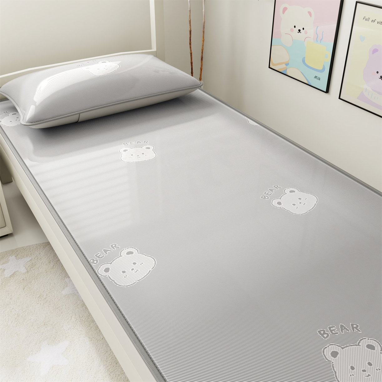 91家纺网 家纺一手货源 找家纺 源舍家纺 2026新款国标质检三明治复合糯叽叽冰丝软凉席学生床 冰丝熊-灰