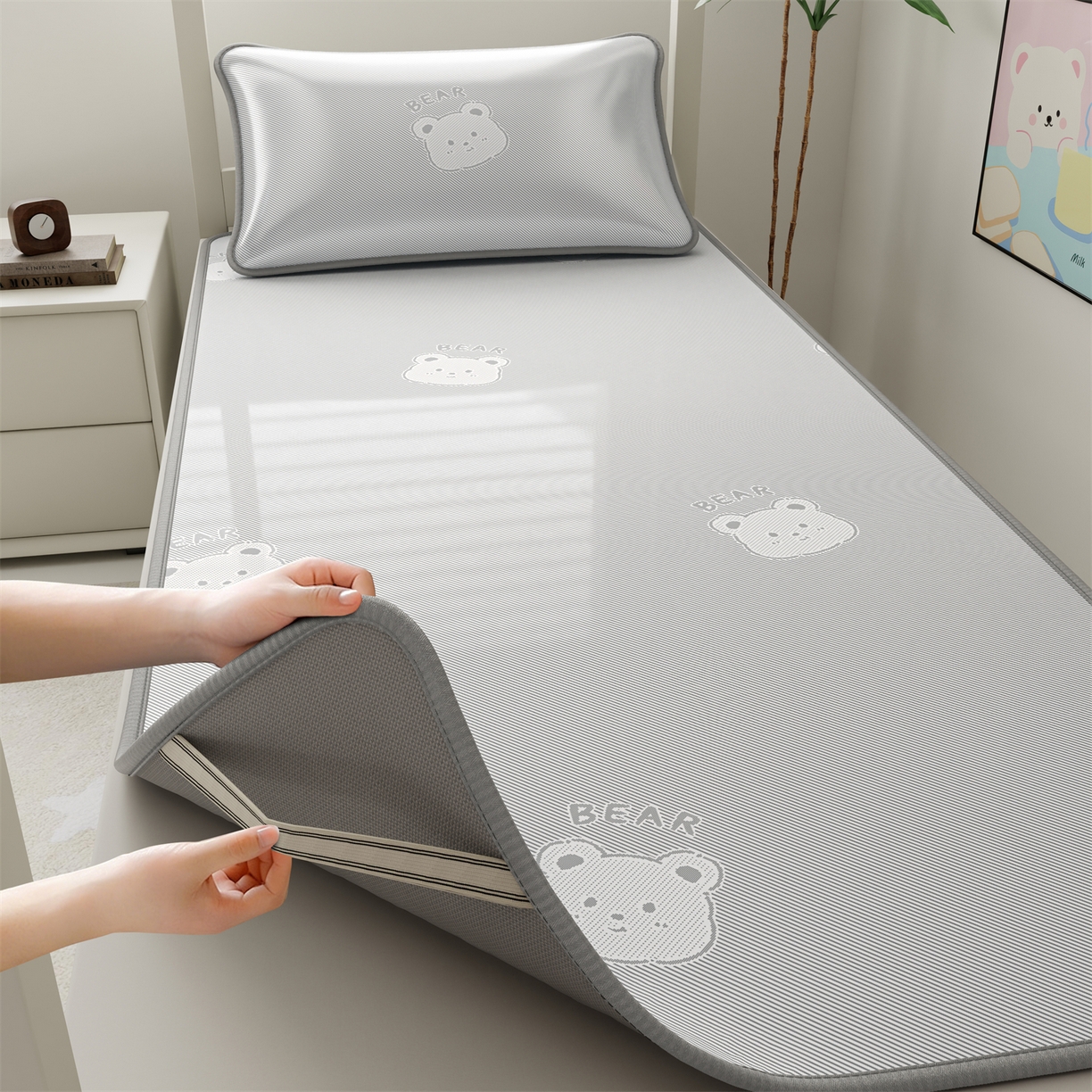 91家纺网 家纺一手货源 找家纺 源舍家纺 2026新款国标质检三明治复合糯叽叽冰丝软凉席学生床 冰丝熊-灰