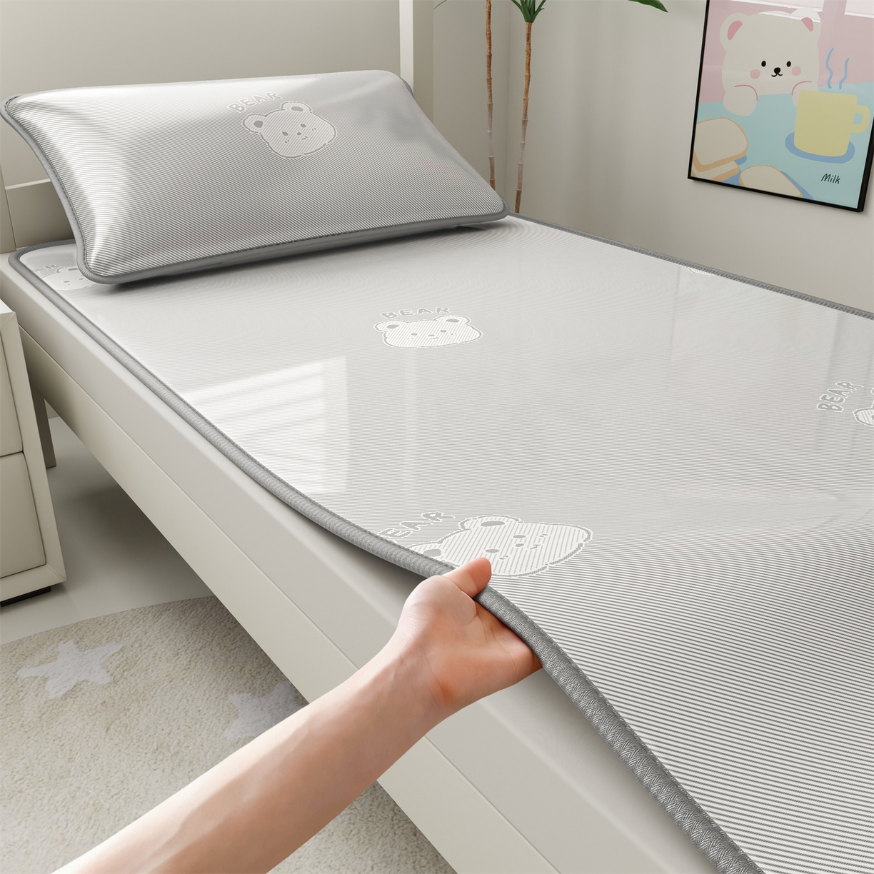 91家纺网 家纺一手货源 找家纺 源舍家纺 2026新款国标质检三明治复合糯叽叽冰丝软凉席学生床 冰丝熊-灰