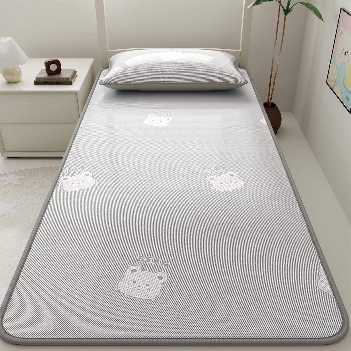 91家纺网 家纺一手货源 找家纺 源舍家纺 2026新款国标质检三明治复合糯叽叽冰丝软凉席学生床 冰丝熊-灰