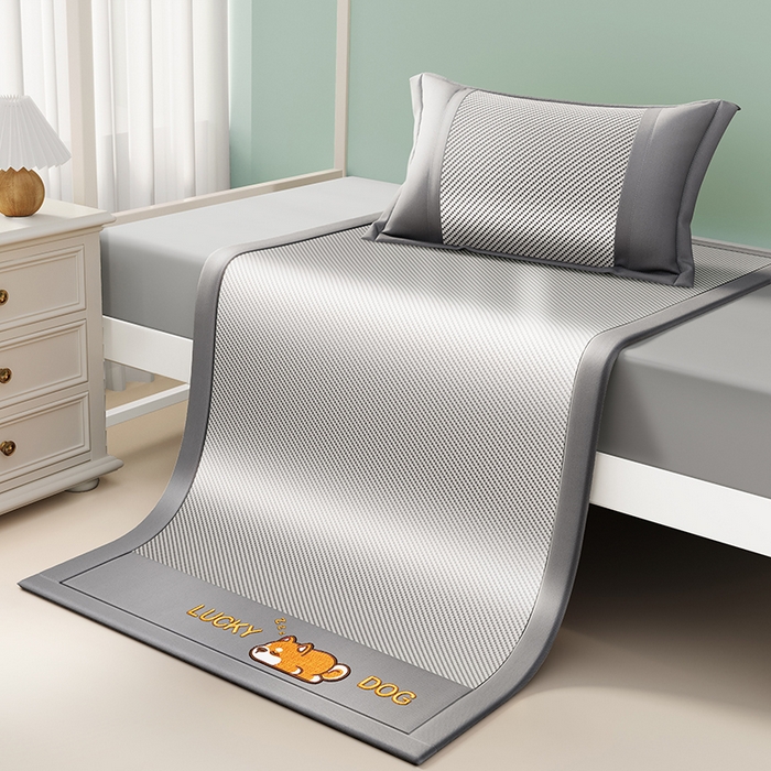 91家纺网 家纺一手货源 找家纺 印季家纺 2026新款可机洗刺绣冰藤凉席席子童席 幸运狗-银灰