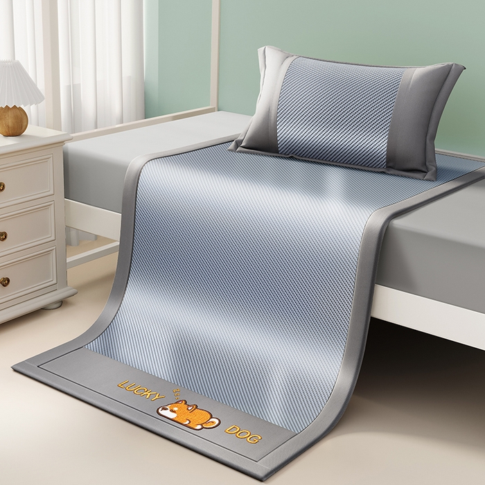 91家纺网 家纺一手货源 找家纺 印季家纺 2026新款可机洗刺绣冰藤凉席席子童席 幸运狗-雾霾蓝