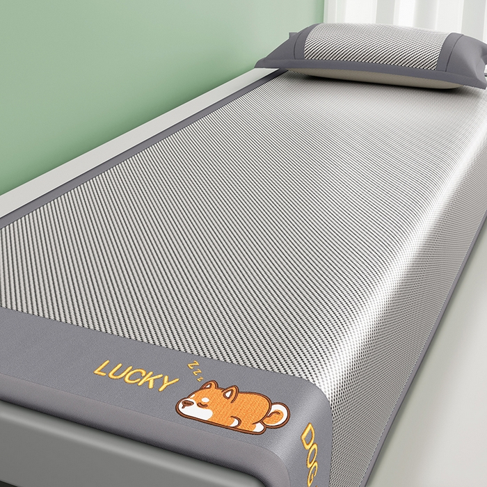 91家纺网 家纺一手货源 找家纺 印季家纺 2026新款可机洗刺绣冰藤凉席席子童席 幸运狗-银灰