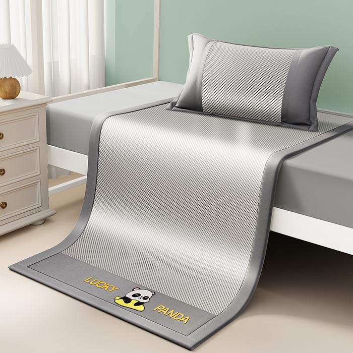 91家纺网 家纺一手货源 找家纺 印季家纺 2026新款可机洗刺绣冰藤凉席席子童席 熊猫-银灰