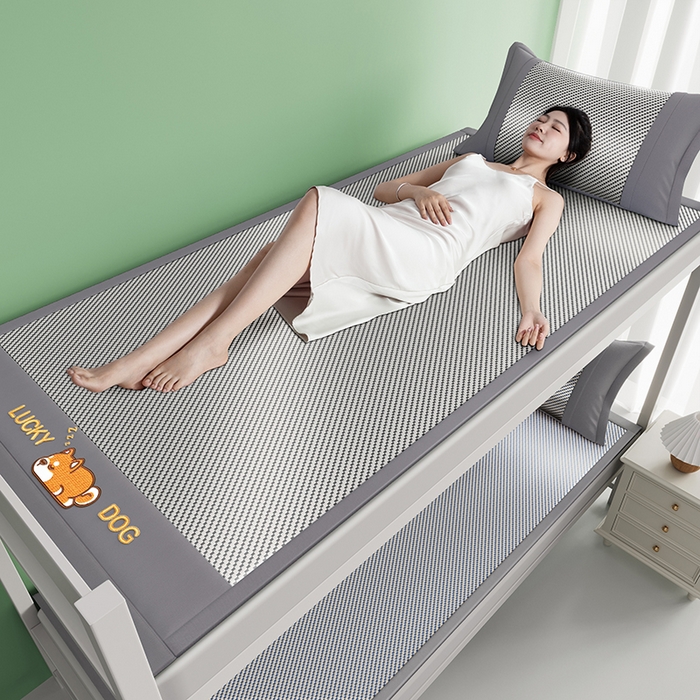 91家纺网 家纺一手货源 找家纺 印季家纺 2026新款可机洗刺绣冰藤凉席席子童席 幸运狗-银灰