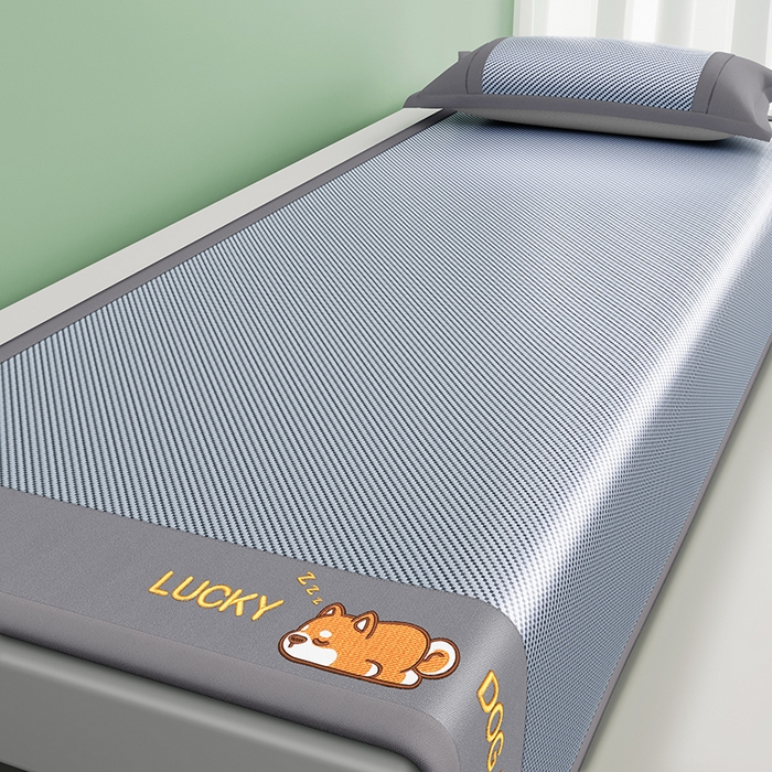 91家纺网 家纺一手货源 找家纺 印季家纺 2026新款可机洗刺绣冰藤凉席席子童席 幸运狗-雾霾蓝