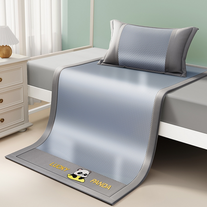 91家纺网 家纺一手货源 找家纺 印季家纺 2026新款可机洗刺绣冰藤凉席席子童席 熊猫-雾霾蓝