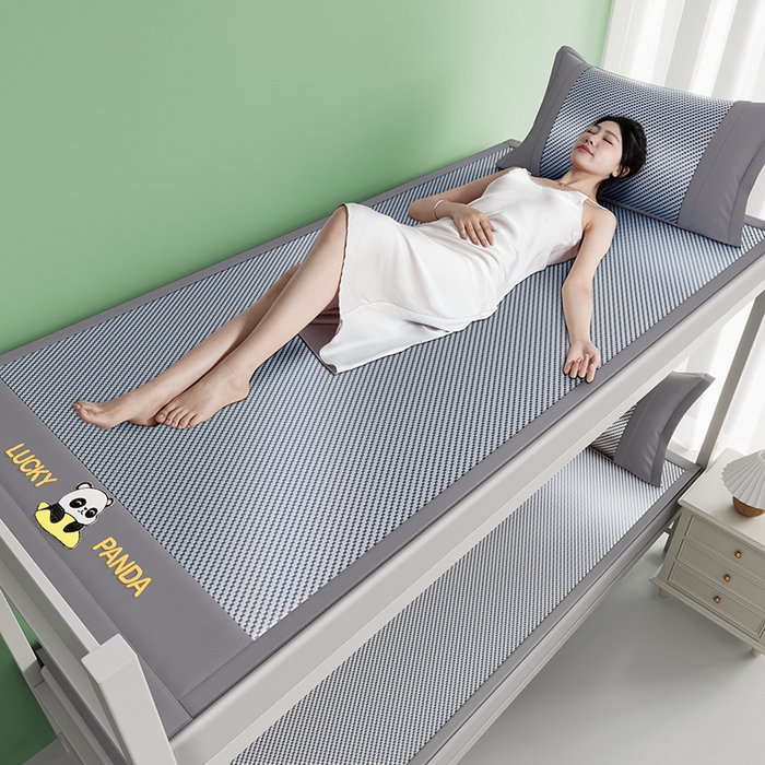 91家纺网 家纺一手货源 找家纺 印季家纺 2026新款可机洗刺绣冰藤凉席席子童席 熊猫-雾霾蓝