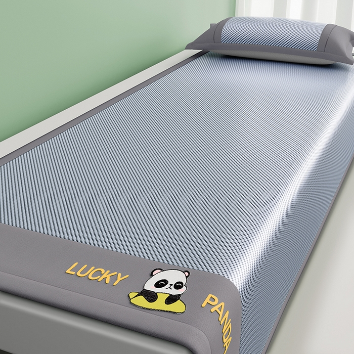 91家纺网 家纺一手货源 找家纺 印季家纺 2026新款可机洗刺绣冰藤凉席席子童席 熊猫-雾霾蓝