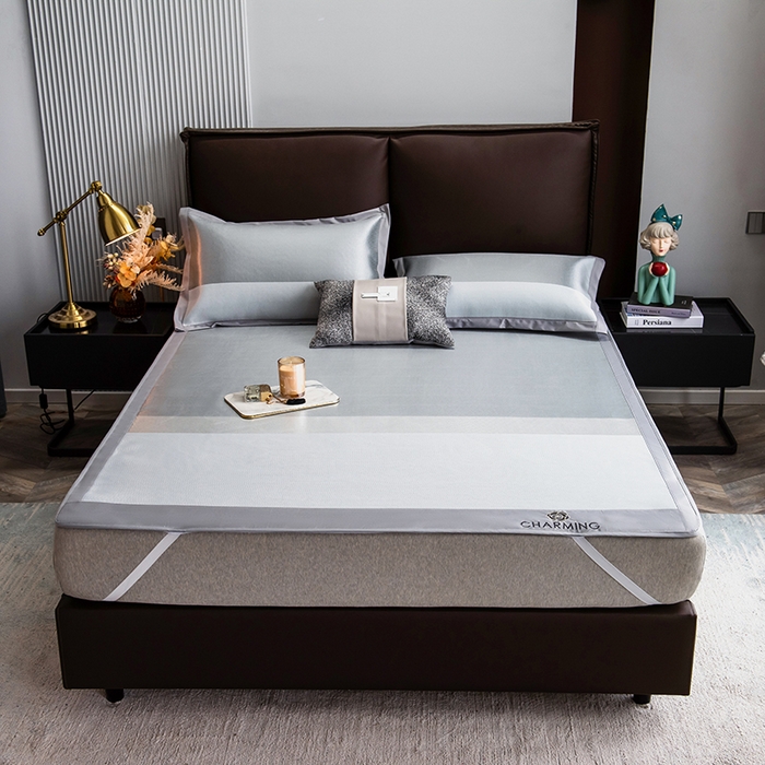 91家纺网 家纺一手货源 找家纺 印季家纺 2026新款清凉舒适拼色加密冰藤床裙款凉席 条纹-浅灰