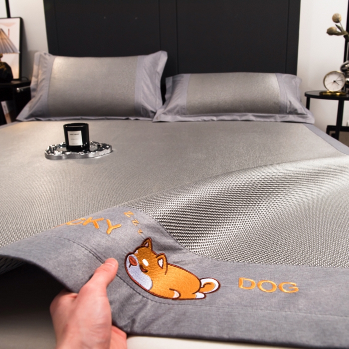 91家纺网 家纺一手货源 找家纺 印季家纺 2026新款5A级抗菌加厚绣花冰藤席-幸运狗（床席款） 银灰