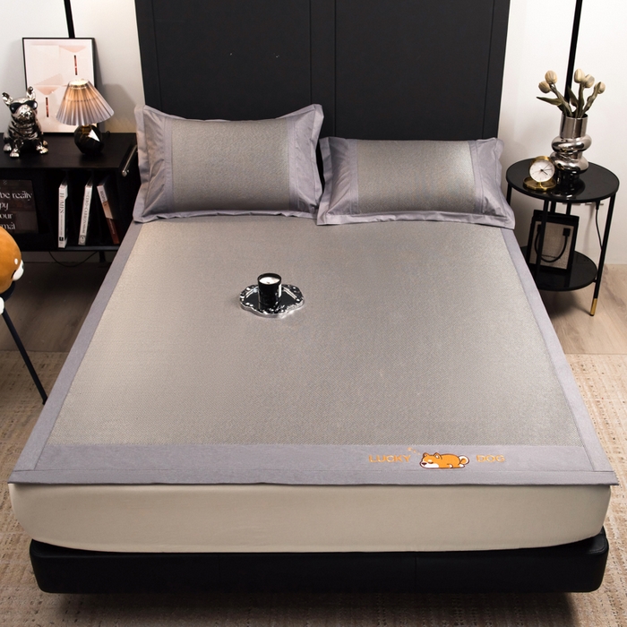 91家纺网 家纺一手货源 找家纺 印季家纺 2026新款5A级抗菌加厚绣花冰藤席-幸运狗（床席款） 银灰