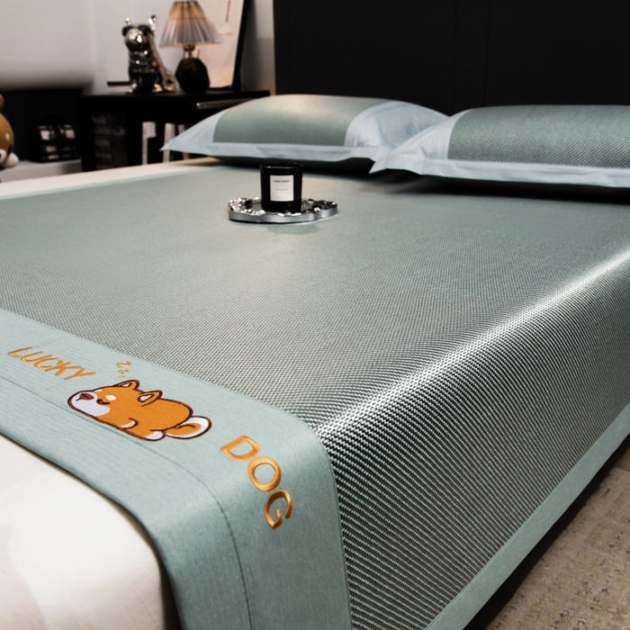 91家纺网 家纺一手货源 找家纺 印季家纺 2026新款5A级抗菌加厚绣花冰藤席-幸运狗（床席款） 湖绿