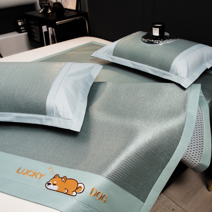 91家纺网 家纺一手货源 找家纺 印季家纺 2026新款5A级抗菌加厚绣花冰藤席-幸运狗（床席款） 湖绿