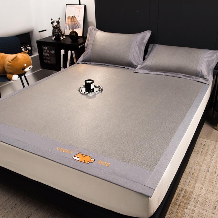 91家纺网 家纺一手货源 找家纺 印季家纺 2026新款5A级抗菌加厚绣花冰藤席-幸运狗（床席款） 银灰