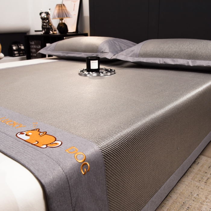 91家纺网 家纺一手货源 找家纺 印季家纺 2026新款5A级抗菌加厚绣花冰藤席-幸运狗（床席款） 银灰