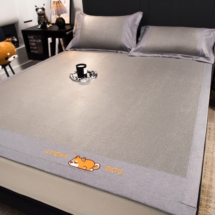 91家纺网 家纺一手货源 找家纺 印季家纺 2026新款5A级抗菌加厚绣花冰藤席-幸运狗（床席款） 银灰