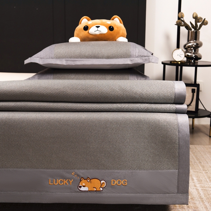 91家纺网 家纺一手货源 找家纺 印季家纺 2026新款5A级抗菌加厚绣花冰藤席-幸运狗（床席款） 银灰