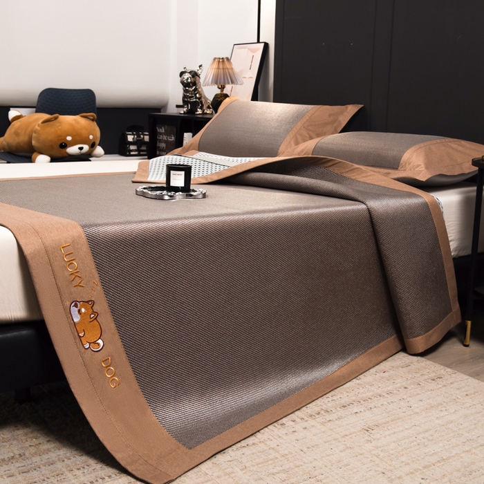 91家纺网 家纺一手货源 找家纺 印季家纺 2026新款5A级抗菌加厚绣花冰藤席-幸运狗（床席款） 银咖