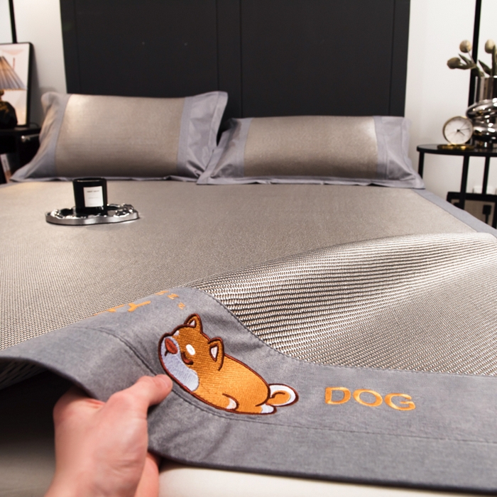 91家纺网 家纺一手货源 找家纺 印季家纺 2026新款5A级抗菌加厚绣花冰藤席-幸运狗（床席款） 银棕