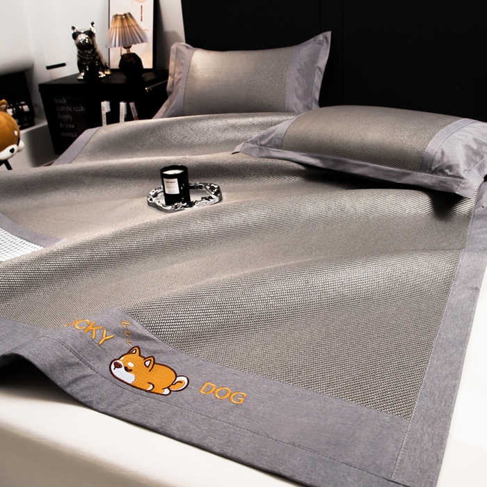 91家纺网 家纺一手货源 找家纺 印季家纺 2026新款5A级抗菌加厚绣花冰藤席-幸运狗（床席款） 银灰