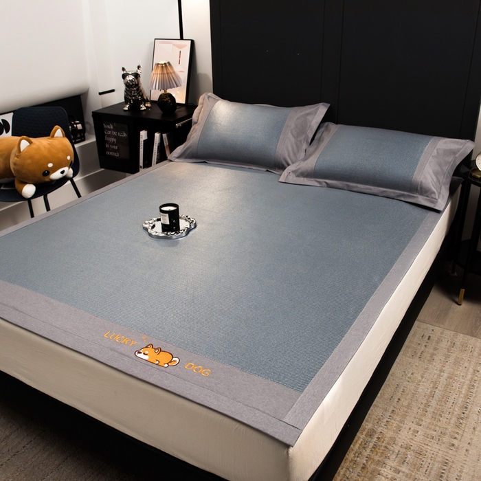 91家纺网 家纺一手货源 找家纺 印季家纺 2026新款5A级抗菌加厚绣花冰藤席-幸运狗（床席款） 雾霾蓝