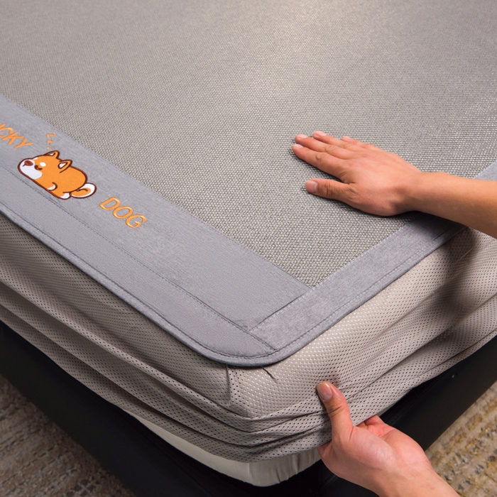 91家纺网 家纺一手货源 找家纺 印季家纺 2026新款5A级抗菌加厚绣花冰藤席-幸运狗（床席款） 银灰