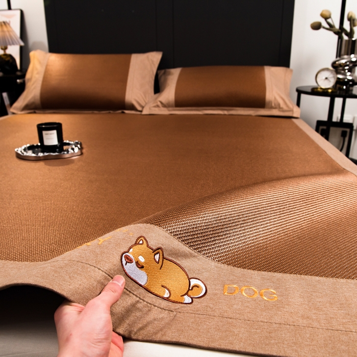 91家纺网 家纺一手货源 找家纺 印季家纺 2026新款5A级抗菌加厚绣花冰藤席-幸运狗（床席款） 金咖