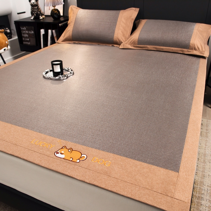 91家纺网 家纺一手货源 找家纺 印季家纺 2026新款5A级抗菌加厚绣花冰藤席-幸运狗（床席款） 银咖