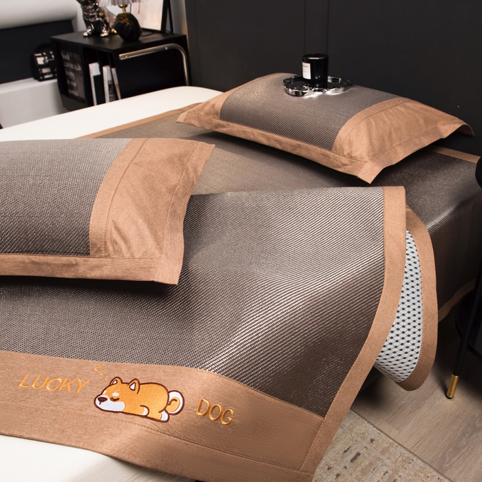 91家纺网 家纺一手货源 找家纺 印季家纺 2026新款5A级抗菌加厚绣花冰藤席-幸运狗（床席款） 银咖