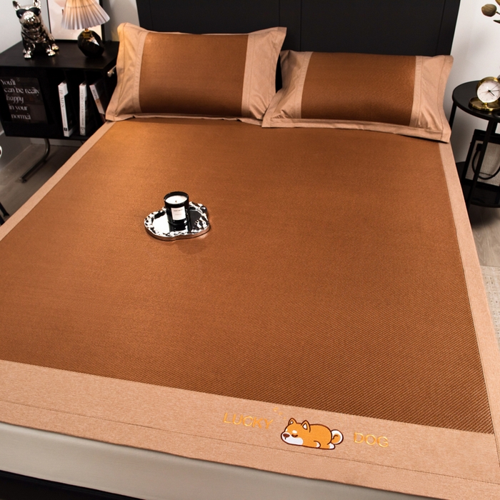 91家纺网 家纺一手货源 找家纺 印季家纺 2026新款5A级抗菌加厚绣花冰藤席-幸运狗（床席款） 金咖