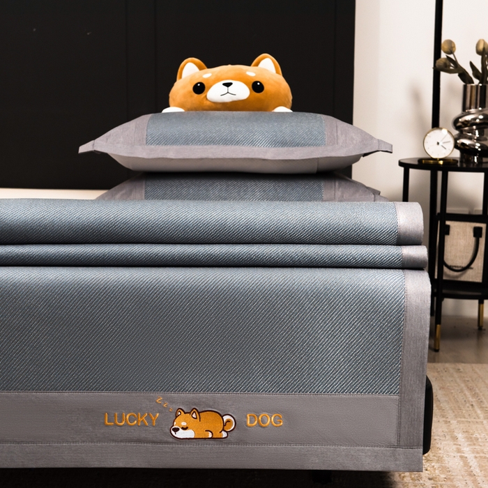 91家纺网 家纺一手货源 找家纺 印季家纺 2026新款5A级抗菌加厚绣花冰藤席-幸运狗（床席款） 雾霾蓝