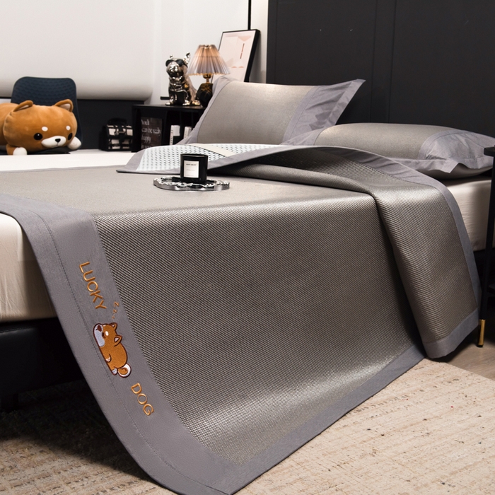 91家纺网 家纺一手货源 找家纺 印季家纺 2026新款5A级抗菌加厚绣花冰藤席-幸运狗（床席款） 银灰