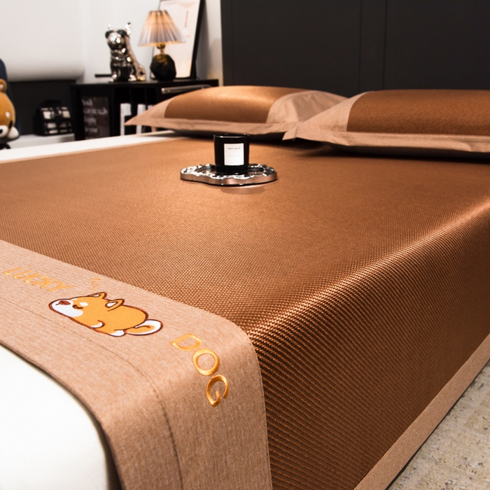 91家纺网 家纺一手货源 找家纺 印季家纺 2026新款5A级抗菌加厚绣花冰藤席-幸运狗（床席款） 金咖