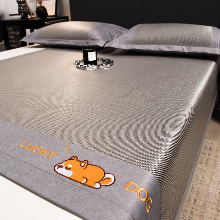 91家纺网 家纺一手货源 找家纺 印季家纺 2026新款5A级抗菌加厚绣花冰藤席-幸运狗（床席款） 银灰