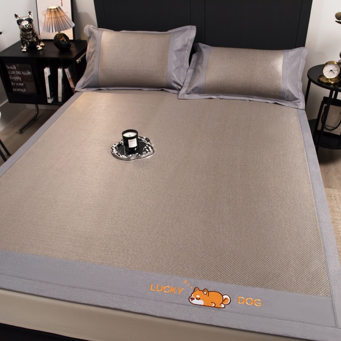 91家纺网 家纺一手货源 找家纺 印季家纺 2026新款5A级抗菌加厚绣花冰藤席-幸运狗（床席款） 银棕