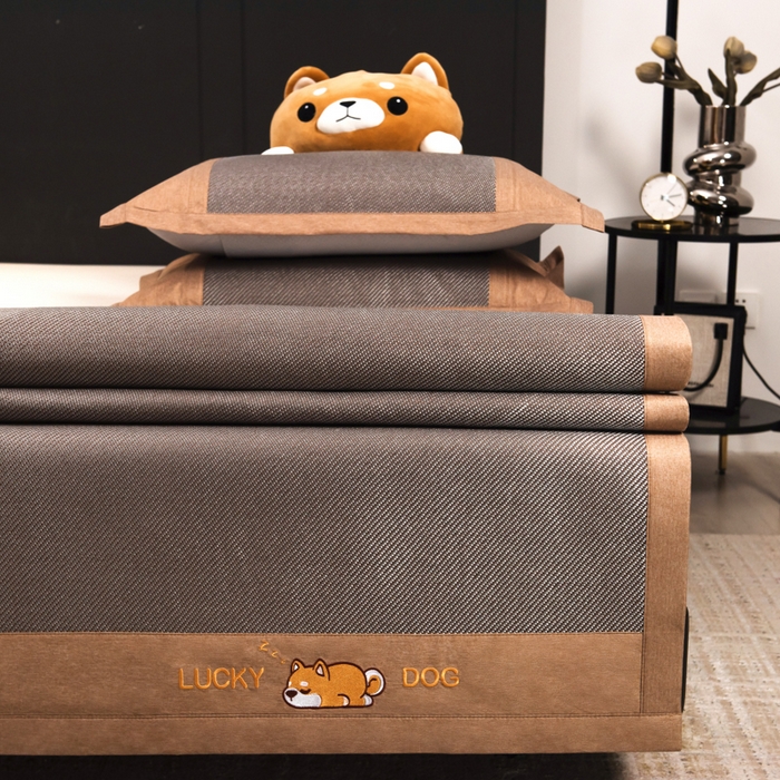 91家纺网 家纺一手货源 找家纺 印季家纺 2026新款5A级抗菌加厚绣花冰藤席-幸运狗（床席款） 银咖