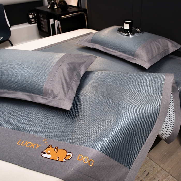 91家纺网 家纺一手货源 找家纺 印季家纺 2026新款5A级抗菌加厚绣花冰藤席-幸运狗（床席款） 雾霾蓝