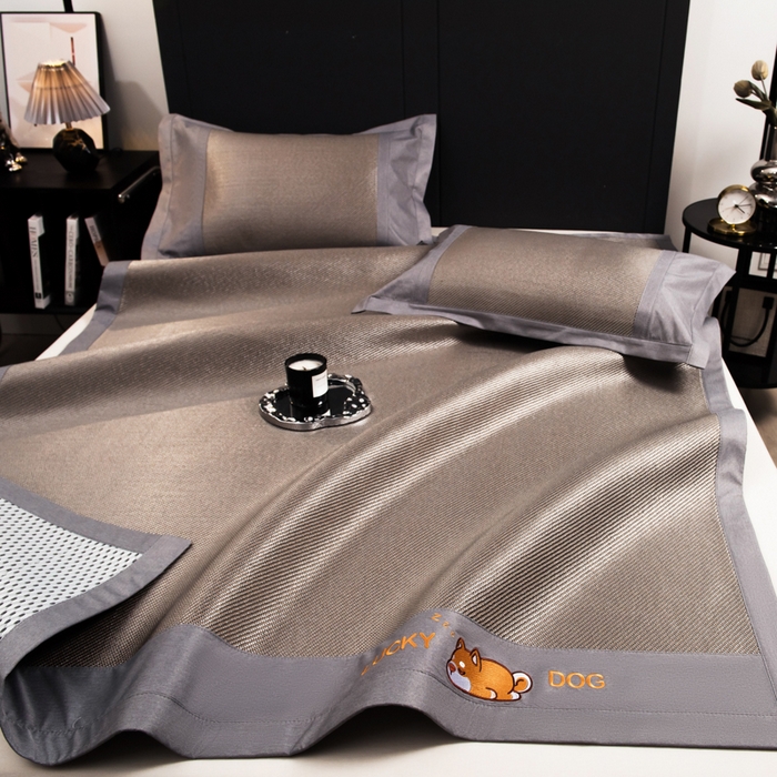 91家纺网 家纺一手货源 找家纺 印季家纺 2026新款5A级抗菌加厚绣花冰藤席-幸运狗（床席款） 银棕