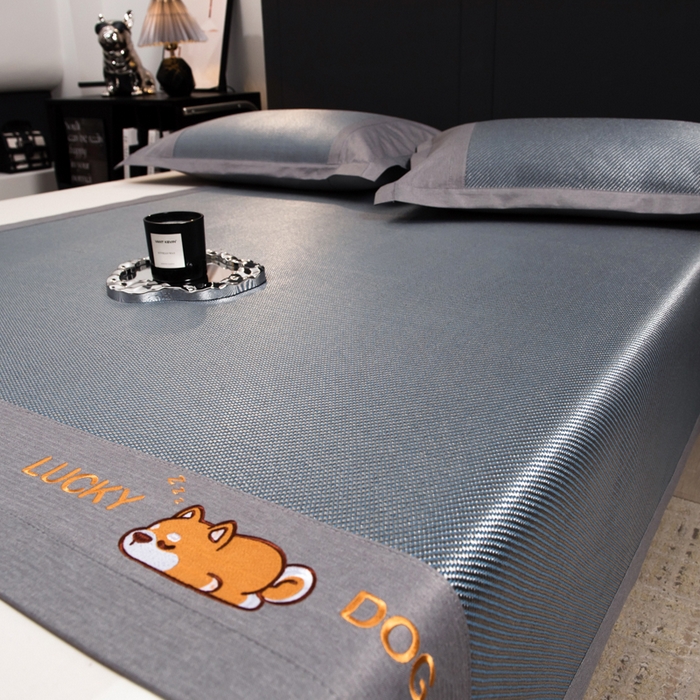 91家纺网 家纺一手货源 找家纺 印季家纺 2026新款5A级抗菌加厚绣花冰藤席-幸运狗（床席款） 雾霾蓝