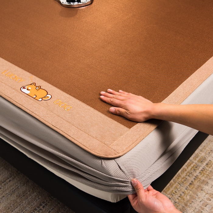 91家纺网 家纺一手货源 找家纺 印季家纺 2026新款5A级抗菌加厚绣花冰藤席-幸运狗（床席款） 金咖