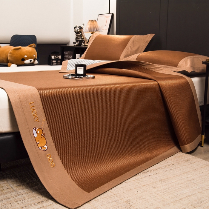 91家纺网 家纺一手货源 找家纺 印季家纺 2026新款5A级抗菌加厚绣花冰藤席-幸运狗（床席款） 金咖