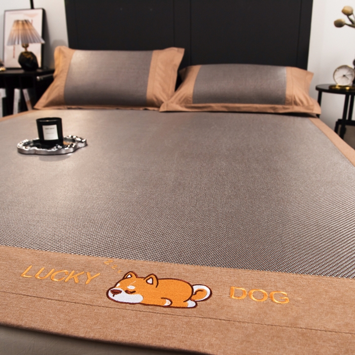 91家纺网 家纺一手货源 找家纺 印季家纺 2026新款5A级抗菌加厚绣花冰藤席-幸运狗（床席款） 银咖